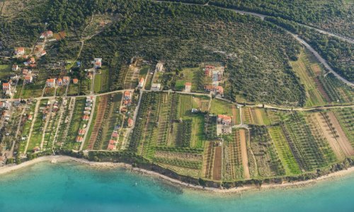 U Slavoniji nema zemlje, a na Jadranu ne znaju koliko bi za nju tražili