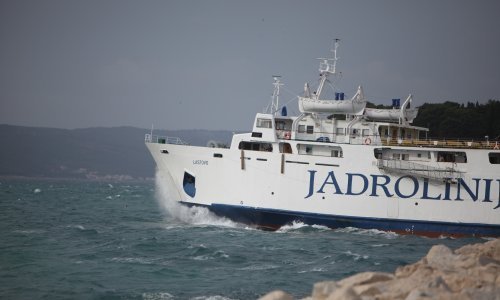 Drčan, bučan, s 50 godina na leđima, siječe valove i glumi hitnu pomoć: Ovo je priča o trajektu koji živi drugu mladost