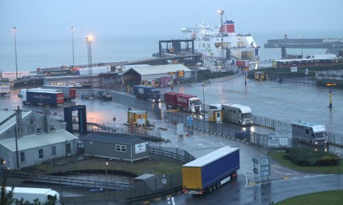 Irska policija pronašla 16 ilegalnih migranata u kontejneru trajekta, svi su dobro