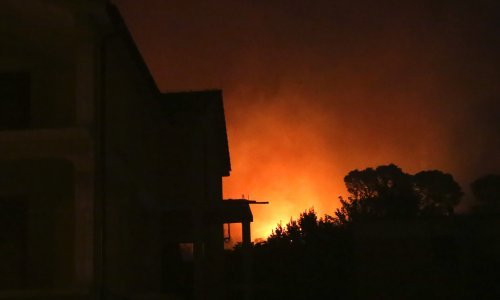 U Kaštelima gorio Mercedes, u Trogiru kafić