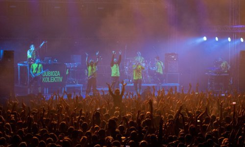 Sindikati prosvjetara s transparentima na pozornici za vrijeme Pozitivnog koncerta