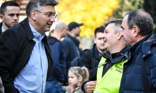 Zanimljiv susret premijera Plenkovića s borcem za korupciju na Cvjetnom trgu