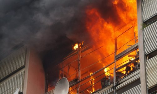 [FOTO] Požar u Splitu stavljen pod kontrolu, jedna žena ozlijeđena