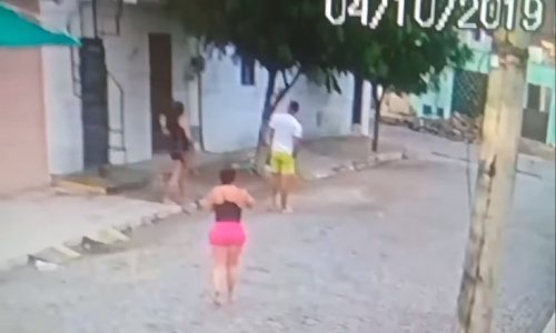 Urnebes: Muž se htio sakriti od žene pa pobjegao na stablo