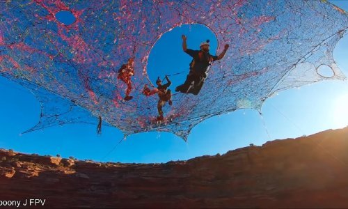 Smjeli avanturist sa razapete mreže skočio u provaliju