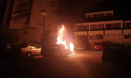 [FOTO/VIDEO] Usred noći u Imotskom izgorio skupocjeni automobil, susjede probudio miris paljevine