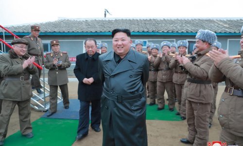 Kim Jong-un s osmijehom nadgleda lansiranje rakete, vojnici mu plješću
