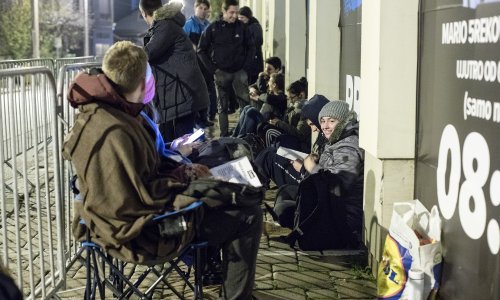 [FOTO] Stigao je Crni petak: Kupci u Zagrebu cijelu noć čekali u redu