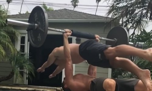 Dok Latvijac diže utege njegovi kolege vježbaju parkour