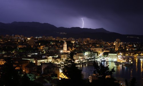 Nevrijeme protutnjalo Splitom; munje 'ugasile' javnu rasvjetu i semafore; bujice tekle ulicama
