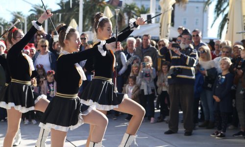 U Splitu je Advent počeo s mažoretkinjama