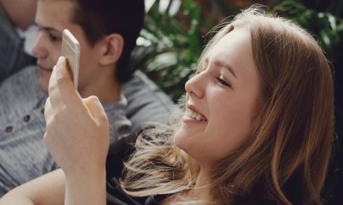 Gotovo četvrtina mladih toliko se oslanja na pametne telefone da se to pretvara u ovisnost