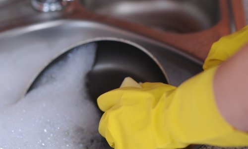 Možda vam se to čini praktičnim, ali vruću tavu nikad nemojte stavljati pod hladnu vodu