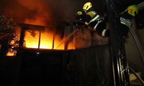 [FOTO / VIDEO] Požar restorana u Makarskoj: Stakla su frcala zbog vrućine, a ljudi bježali van