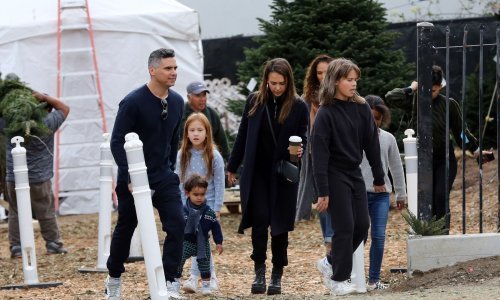 Mama i tata na zadatku: Jessica Alba sa suprugom i troje dječice sprema se za blagdane