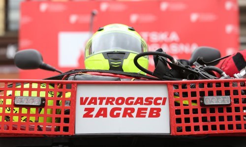 [VIDEO] Vatrogasci upozoravaju: Božićno drvce izgori za samo 30 sekundi, svijeće ne ostavljajte bez nadzora