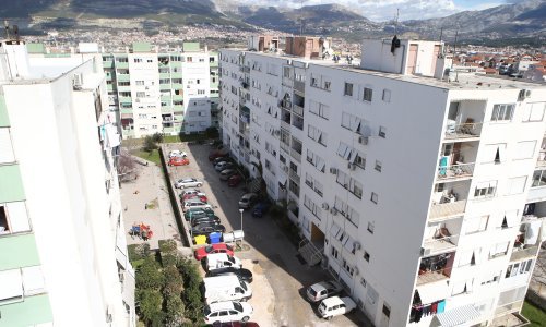 U jednoj ulici u Splitu netko je ukrao gorivo iz 15 parkiranih automobila, provaljivali i u prtljažnike