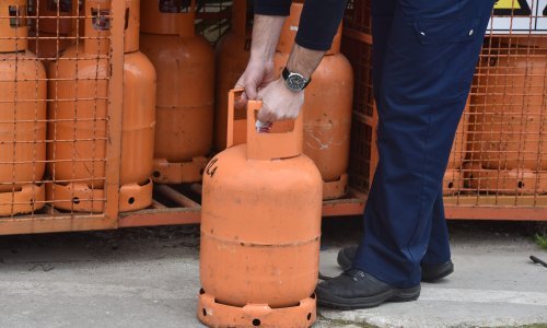 U automobilu prevozio plinsku bocu pa zapalio cigaretu i izazvao požar