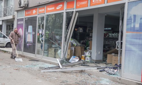 [FOTO] Ženi zaglavila štikla između papučica gasa i kočnice pa u panici razvalila izlog obližnje trgovine