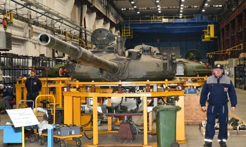 [FOTO] Štrajkaši u Đuri Đakoviću proveli ministra Horvata kroz tvornicu, sve je puno razmontiranih tenkova i Patria