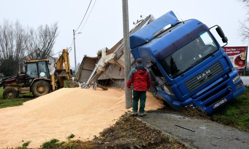 [FOTO/VIDEO] Zbog skliske ceste i magle šleper pun kukuruza završio u jarku
