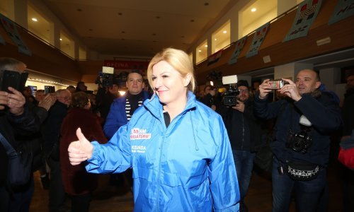 Grabar-Kitarović prošetala Šibenikom, fotografirala se s djecom