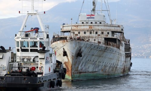 Titova ploveća rezidencija Galeb otegljena iz riječke luke u brodogradilište u Kraljevici