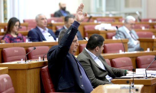 'Imamo povećan broj tumora, a vi ste se ovdje ukravatili umjesto da kao Austrija zabranite glifosat!'