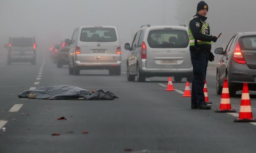 Pješakinja poginula prelazeći preko zebre za vrijeme crvenog na semaforu