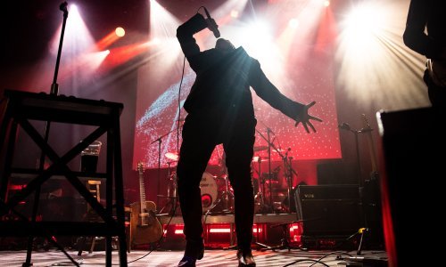 [FOTO] Pogledajte atmosferu s koncerta Damira Urbana u prepunoj Tvornici kulture