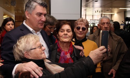 Milanović se u Splitu dotaknuo 'platonskog ljubavnog zagrljaja predsjednice i višestrukog optuženika'