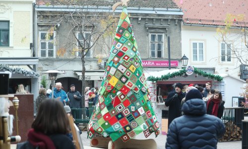[FOTO/VIDEO] Na Europskom trgu osvanulo vuneno božićno drvce, dio vunenih kvadrata postat će dio pokrivača za beskućnike