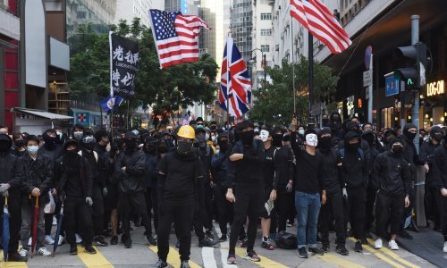 Tisuće prosvjednika odjevenih u crno prosvjeduje u Hong Kongu