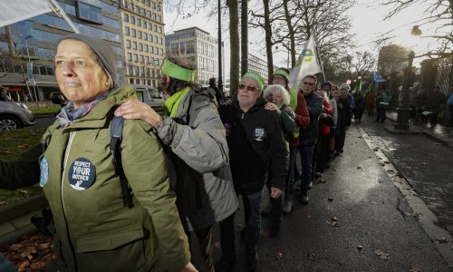 Tisuće ljudi uhvatilo se za ruke kako bi upozorili na klimatske promjene