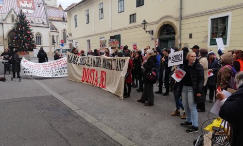 Pred zagrebačkom Skupštinom prosvjed zbog drastičnog poskupljenja odvoza smeća i GUP-a