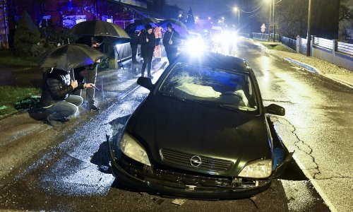 [FOTO/VIDEO] Otvorila se golema rupa na cesti, automobil propao, vozač završio u bolnici