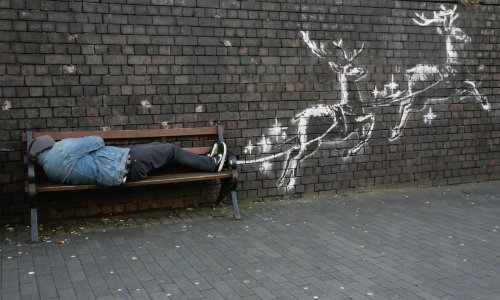 Banksy se novim muralom u Birminghamu osvrnuo na živote beskućnika