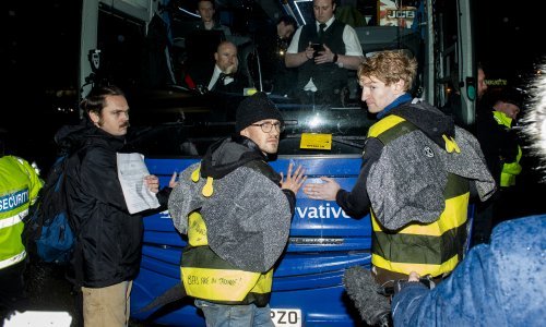 [FOTO] Aktivisti za okoliš, odjeveni kao pčele, zalijepili se za autobus kampanje britanskog premijera
