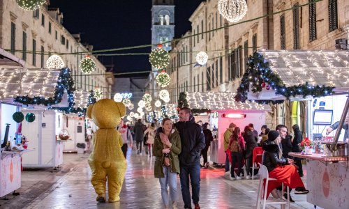 Topla atmosfera i svjetlosna čarolija Adventa u Dubrovniku