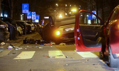 [FOTO/VIDEO] Teška nesreća na Zelenom valu: Automobil završio na krovu, uništen i semafor, više osoba ozlijeđeno