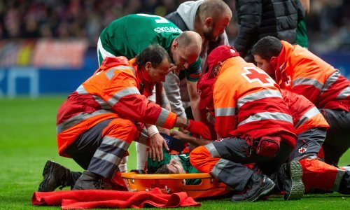 Hrvatski 'ratnik' s terena iznesen na nosilima, izgledalo je gadno, ali pokazao je ono zbog čega ga volimo i poručio: Vraćam se brzo