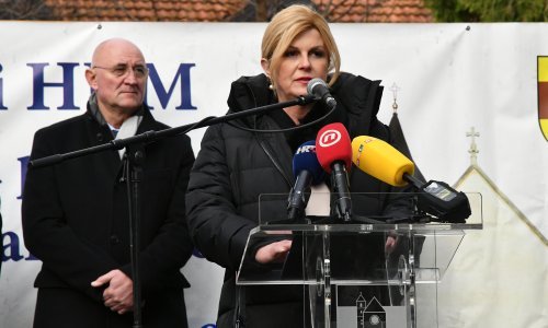 Grabar-Kitarović: Pravda do sada nije zadovoljena; nekolicina pojedinačnih presuda za zločine u Voćinu ni približno ne može isprati gorčinu
