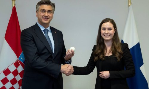 Najmlađa premijerka na svijetu Plenkoviću poklonila grudu