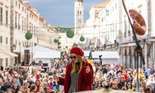 [FOTO] Nastup na prepunom Stradunu: Domenica uveselila brojne mališane
