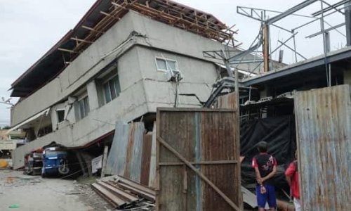 U strašnom potresu na Filipinima poginula je djevojčica na koju se srušio zid