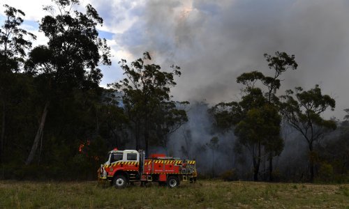 Vatrogasci se kontroliranim požarom borili protiv vatrene stihije, pa nenamjerno zapalili 20-ak kuća