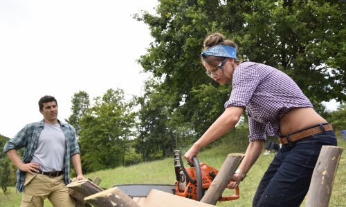 Mia Kovačić pokazala kako barata motornom pilom