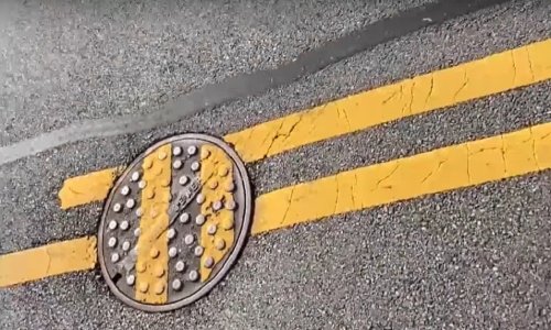 Čemu mijenjati svijet kad se možemo pretvarati da je sve u redu? Ovaj lik to zna