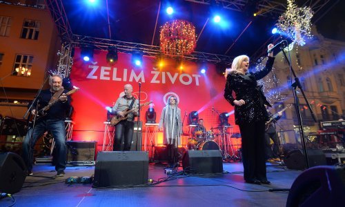 [FOTO] Domaće zvijezde u čast Ani Rukavini nastupile na prepunom zagrebačkom trgu