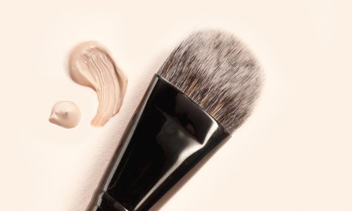 Za svaki tip kože: 10 najboljih tekućih pudera za svaki dan koji peglaju nesavršenosti i garantiraju blistav izgled